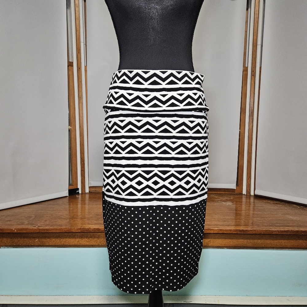 Lularoe EUC Cassie Pencil Skirt Black and White Patterned Skirt • Size S